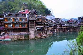  張家界國家森林公園、黃龍洞、鳳凰古城九景三晚四日游